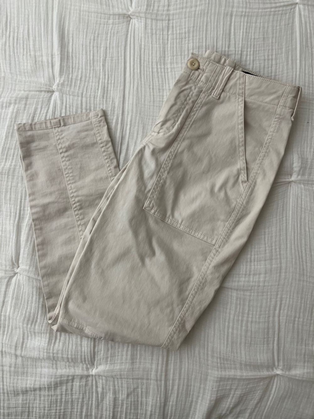 Banana Republic Women's Cargo Pants in Cream Tapered Cropped Leg in a Size 0.